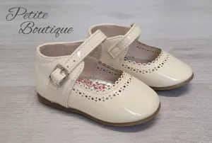 Cream patent shoes