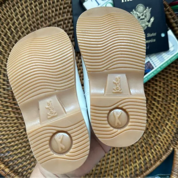 TAPS By Kinder White Leather Vintage Baby Scallop Mary Jane Toddler Shoe Size 5