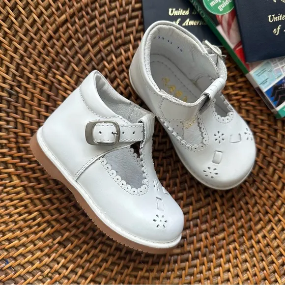 TAPS By Kinder White Leather Vintage Baby Scallop Mary Jane Toddler Shoe Size 5