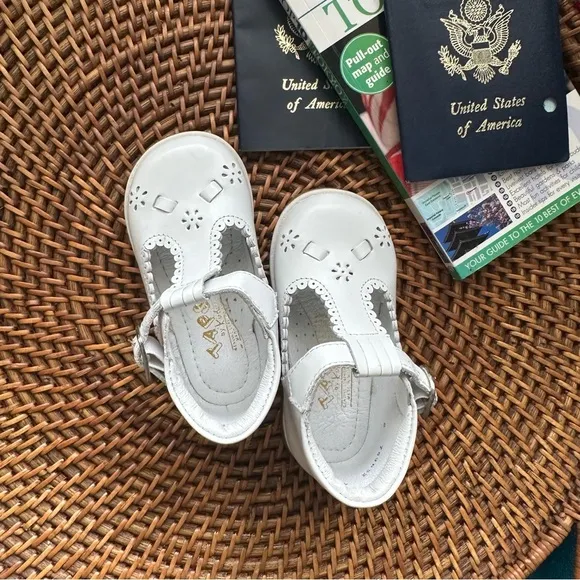 TAPS By Kinder White Leather Vintage Baby Scallop Mary Jane Toddler Shoe Size 5