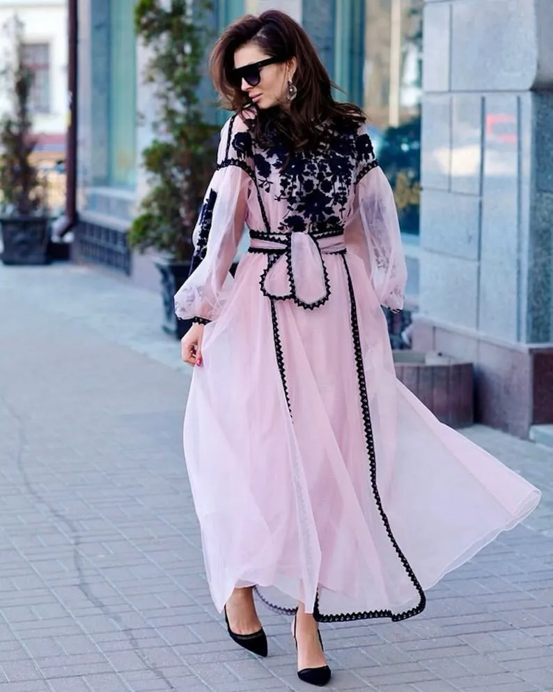 Tulle kaftan with embroidery and lace