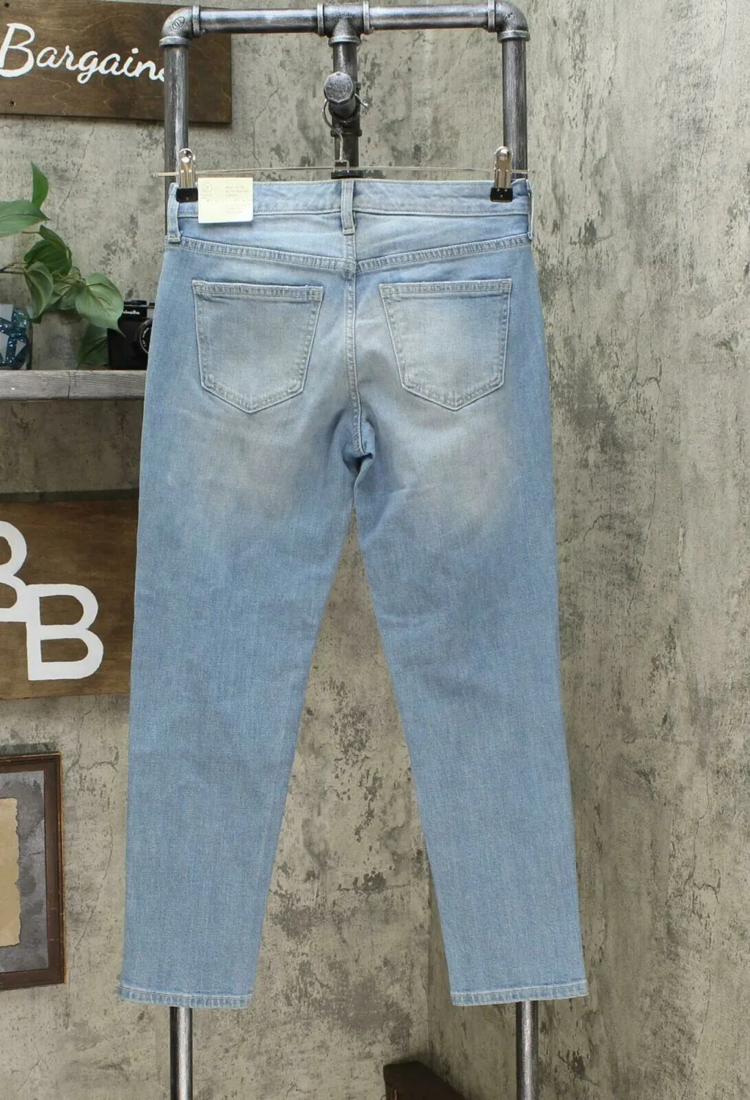Universal Thread Women's Mid Rise Boyfriend Cropped Jeans Light Blue 0